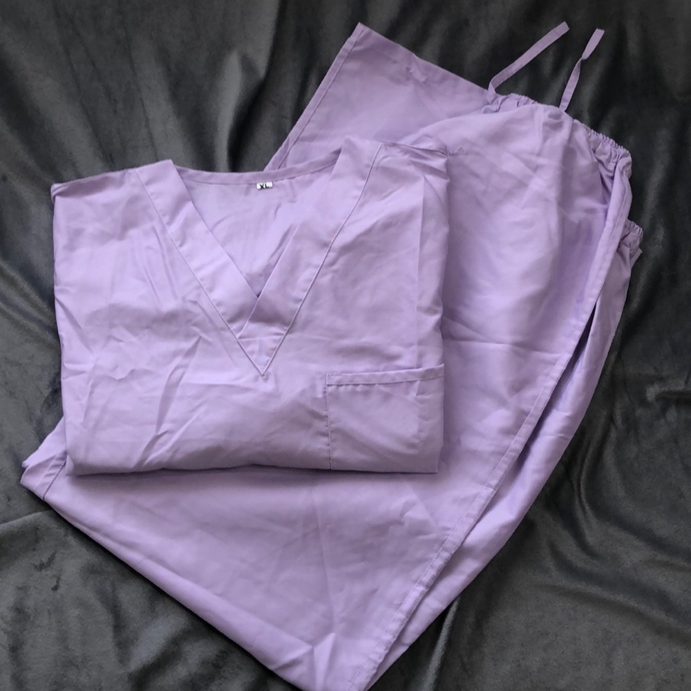 Lavender V-Neck Women's Scrub Set - Top & Drawstring Pants